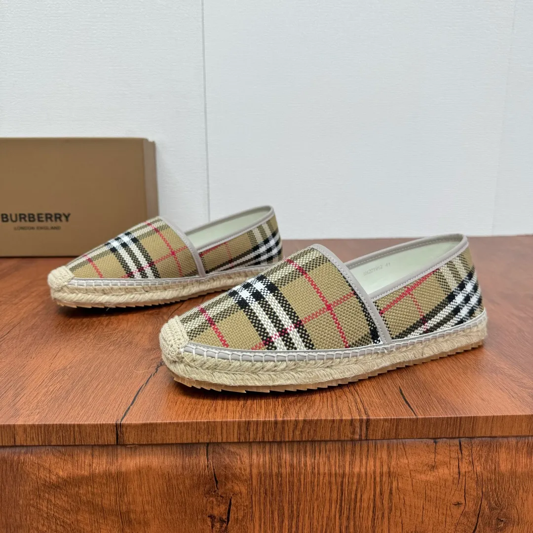 Batch 600 Burberry/Burberry new summer men's embroidered straw fisherman shoes, cool slip-on straw shoes! Encounter British fashion with Burberry espadrilles, a perfect blend of classic and fashionable. The unique printing on the upper is a manifestation of the brand's style. Every color and every pattern tells the story of England. Straw soles bring a natural texture, comfortable and chic. Whether you are strolling in the city streets or heading to the beach for vacation, it can add elegance and charm to you, easily become the center of attention, and start your own fashion journey. Classic knitted canvas upper, with thin calfskin lining suitable for summer, straw lining, genuine leather patch at the bottom of the heel, hemming technology, and Mark stitching details! Anti-slip rubber bottom layer, integrated injection molding of large LOGO letters and badges, multiple colors and styles to choose from, complete package! Size: 39-40-41-42-43-44 Normal size Item number: 2025-5 knitted brown